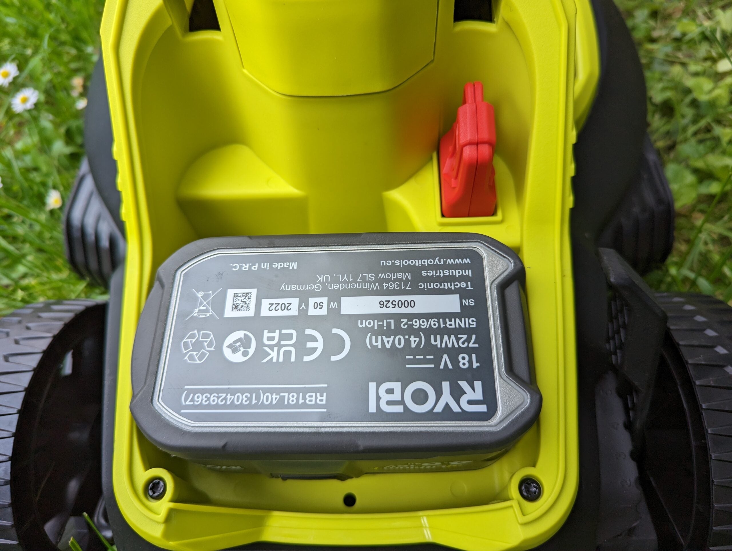 Batterie de tondeuse à gazon sans fil Ryobi One+ 33 cm installée