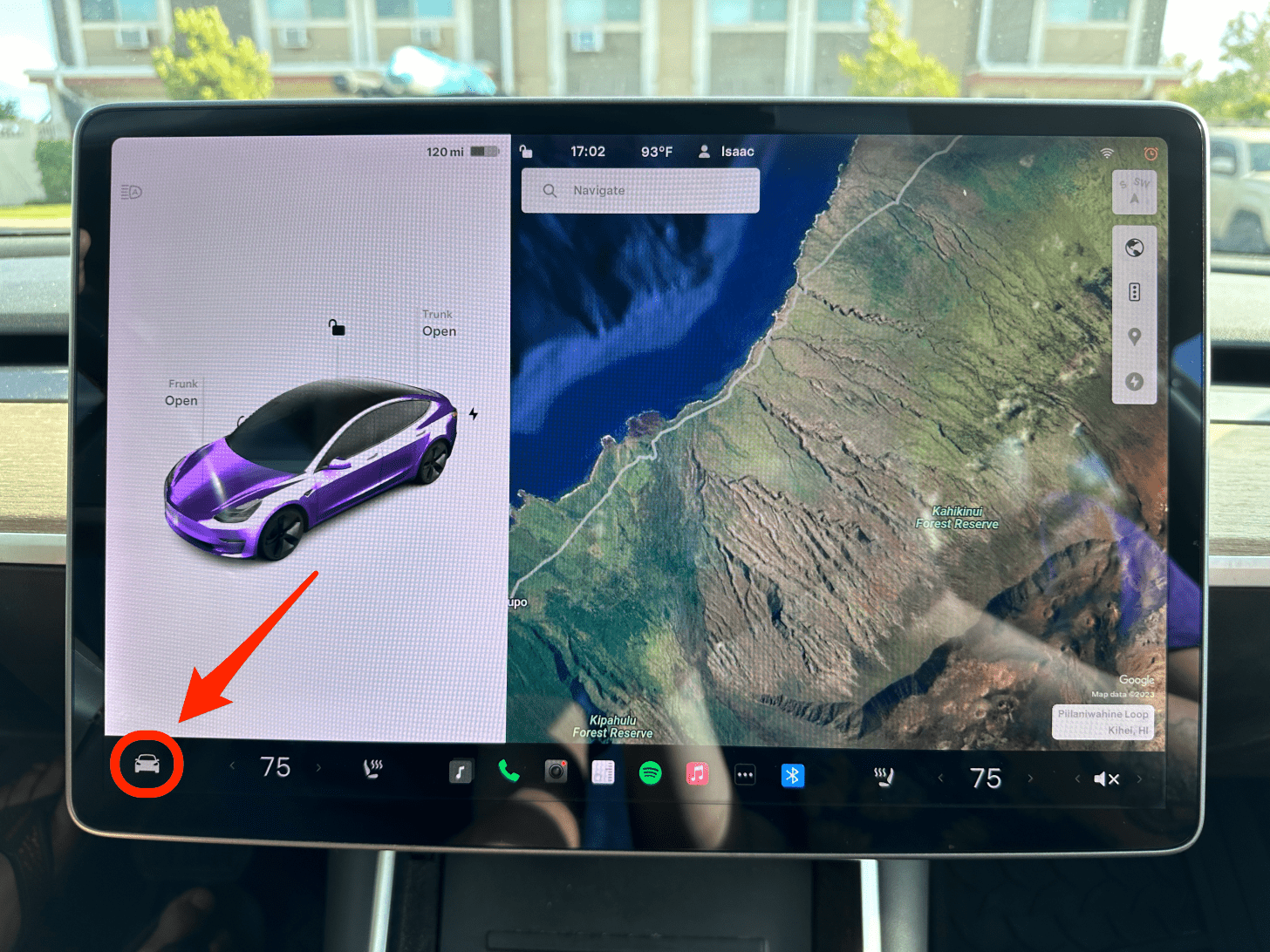 Pour éteindre votre Tesla manuellement, asseyez-vous dans la voiture et appuyez sur l'icône de la voiture en bas à gauche de l'écran.
