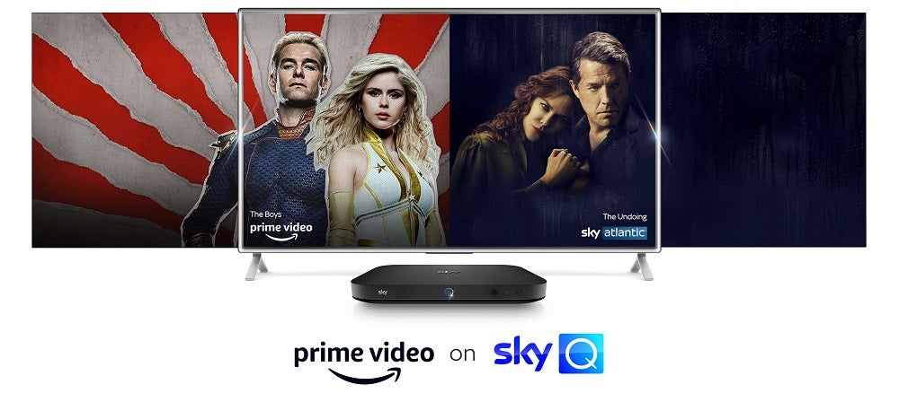 Un téléviseur et un Sky Q debout sur fond blanc avec Prime Video sur Sky Q écrit ci-dessous