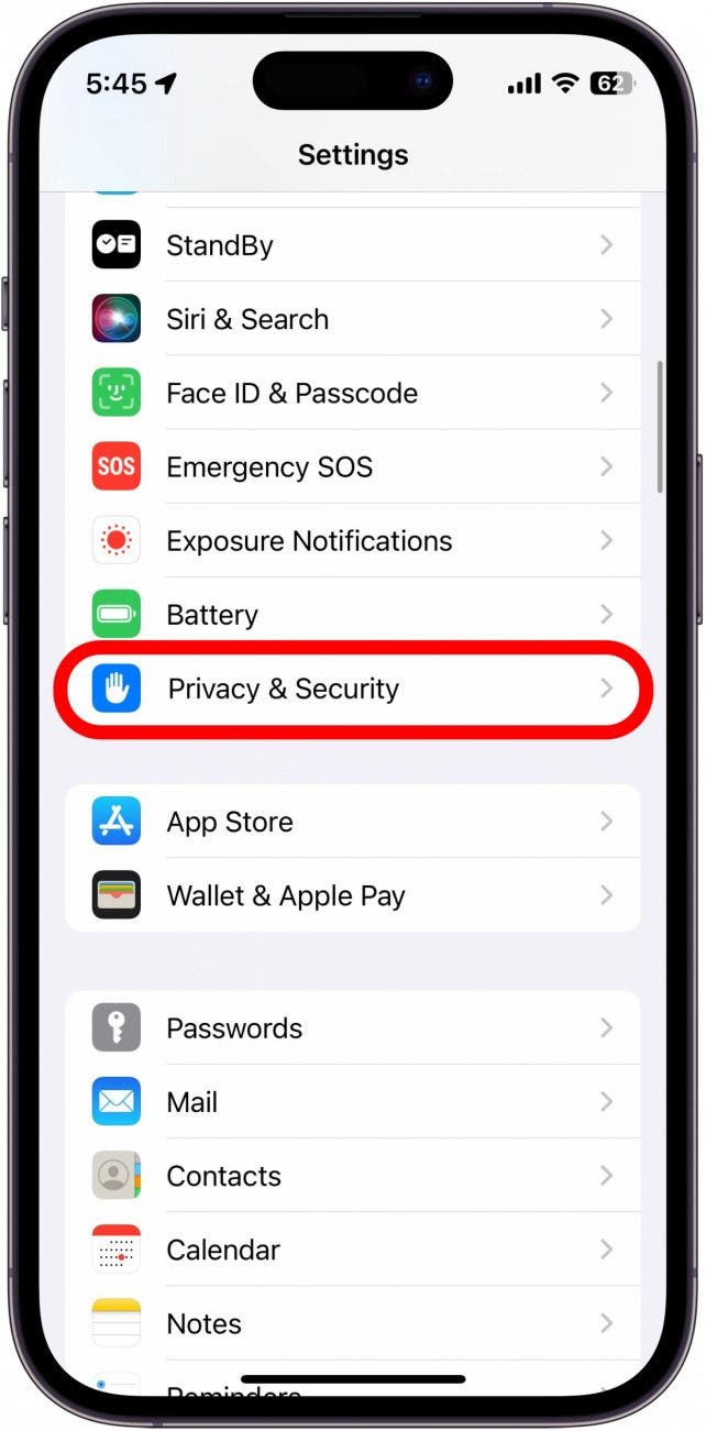 Capture d'écran des paramètres de l'iPhone avec confidentialité et sécurité encerclées en rouge