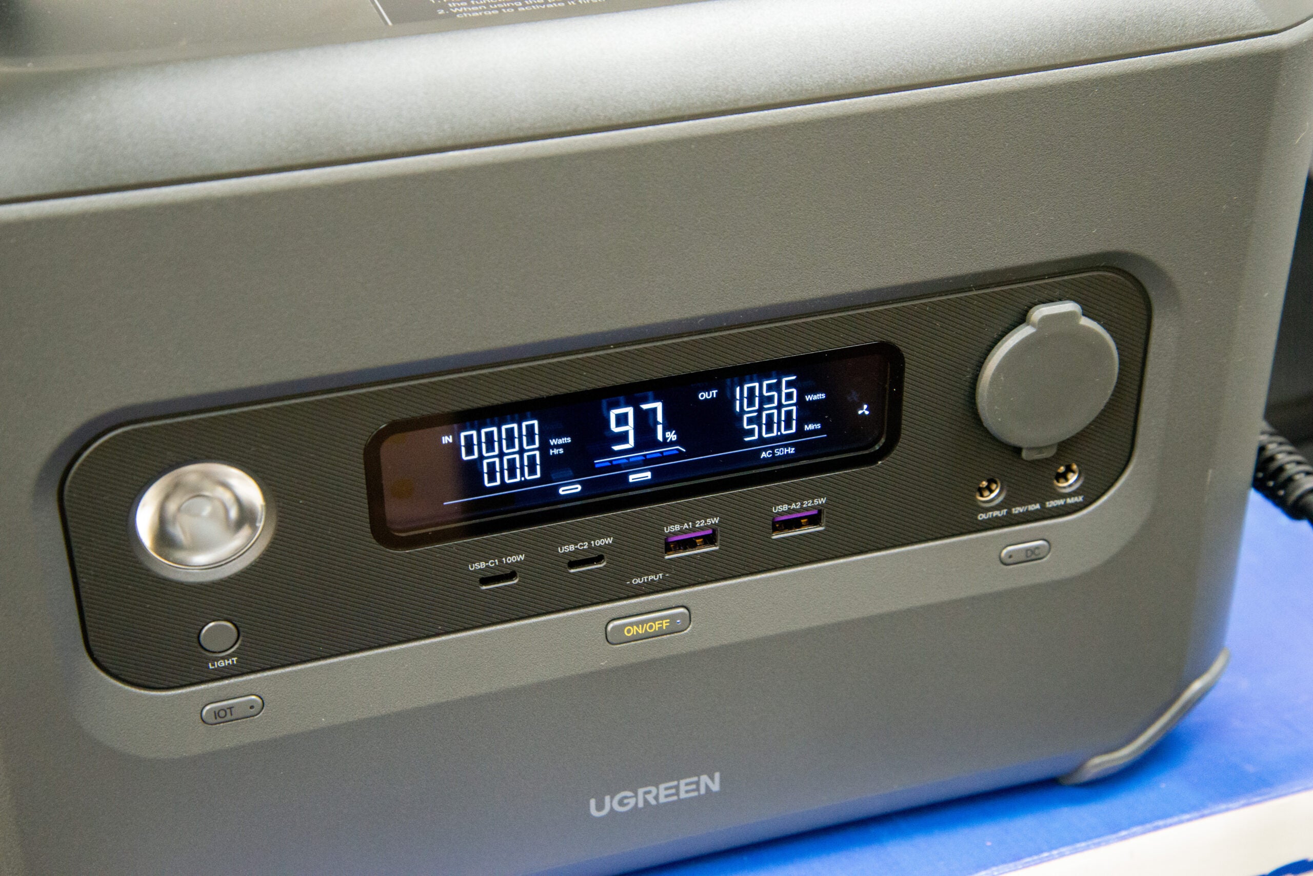 Écran UGreen PowerRoam GS1200 affichant la sortie actuelle