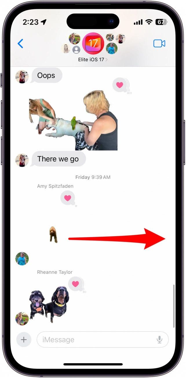 Conversation iMessage avec une flèche pointant du message au bord droit de l'écran, indiquant à glisser à droite