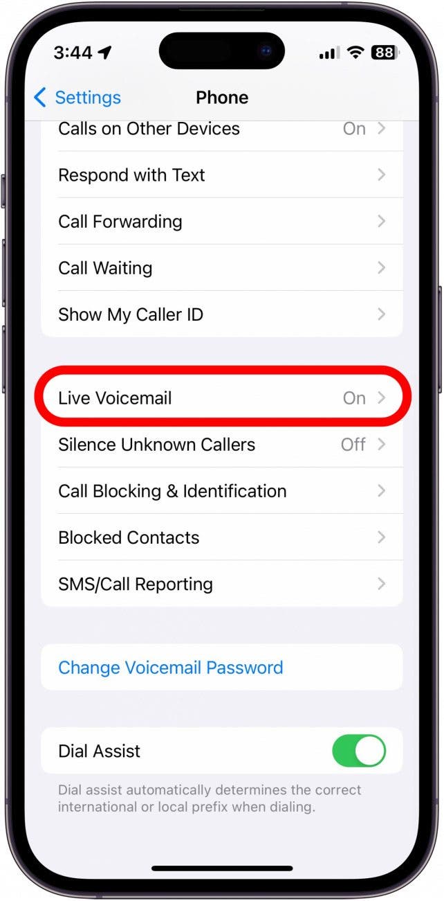 paramètres du téléphone iphone avec option de messagerie vocale en direct entourée en rouge