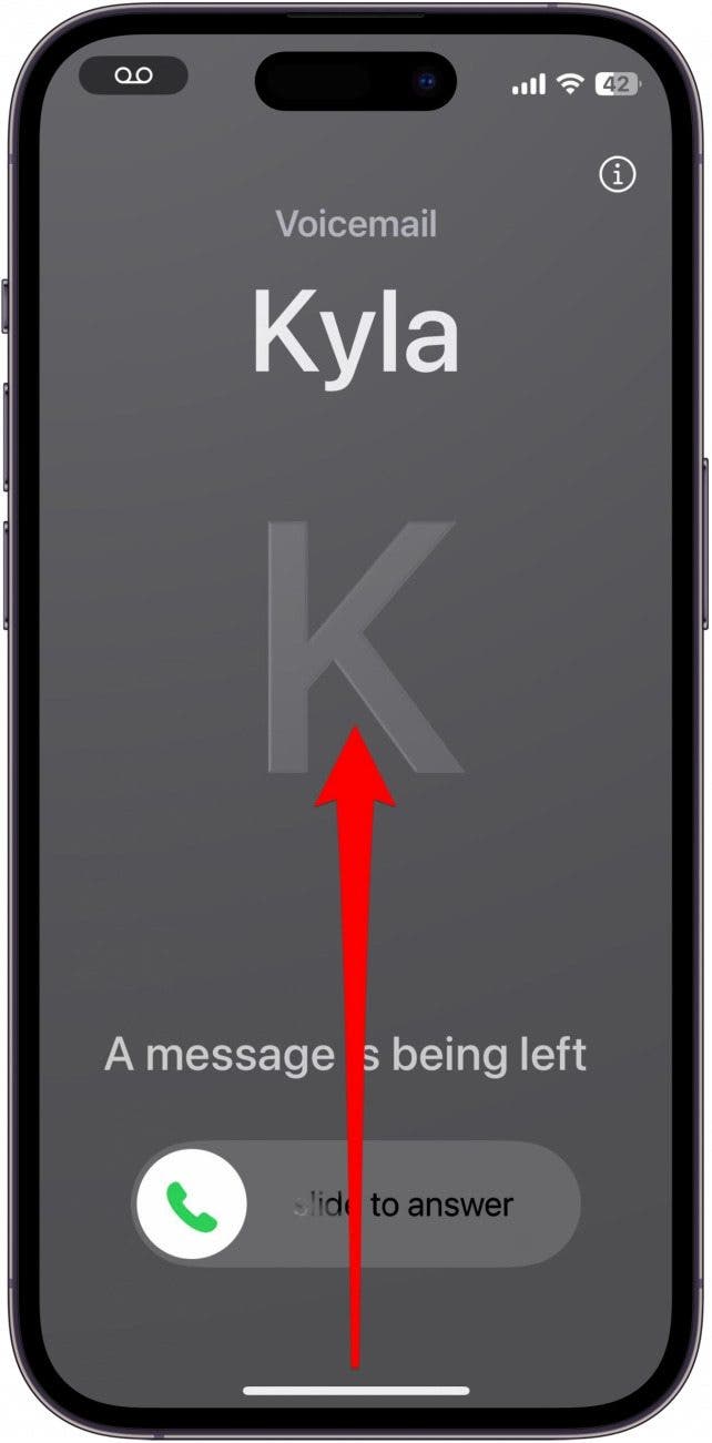 écran d'appel entrant iphone avec une flèche rouge pointant vers le haut depuis la barre d'accueil indiquant de balayer vers le haut