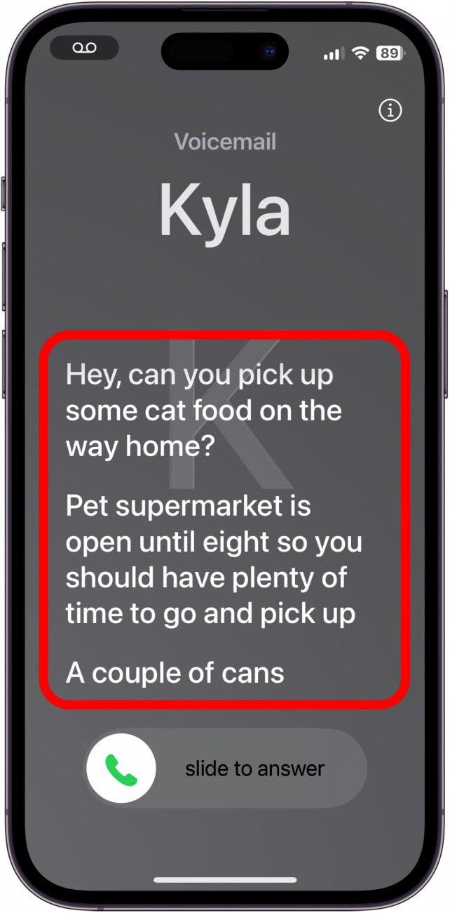 écran d'appel iphone montrant une transcription en direct de l'appelant demandant au destinataire de prendre de la nourriture pour chat