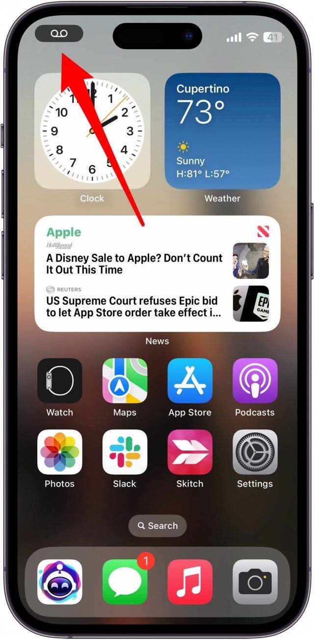 écran d'accueil de l'iphone avec une flèche rouge pointant vers l'icône de la messagerie vocale dans le coin supérieur gauche