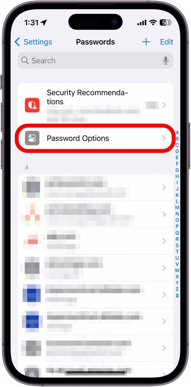 Paramètres de mot de passe iPhone avec bouton d'options de mot de passe entouré en rouge