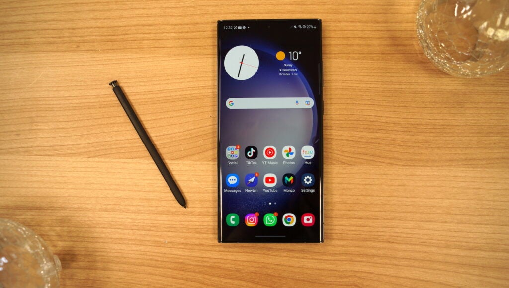 Samsung Galaxy S23 Ultra sur une table avec le stylet S Pen