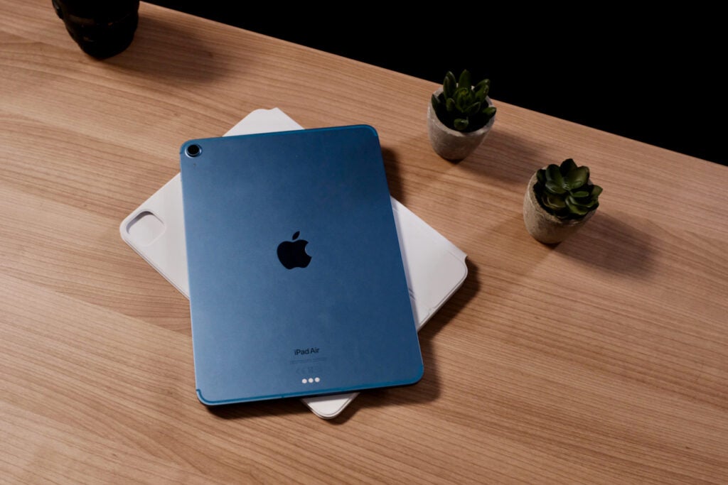 Le dos de l'iPad Air 2022 en bleu