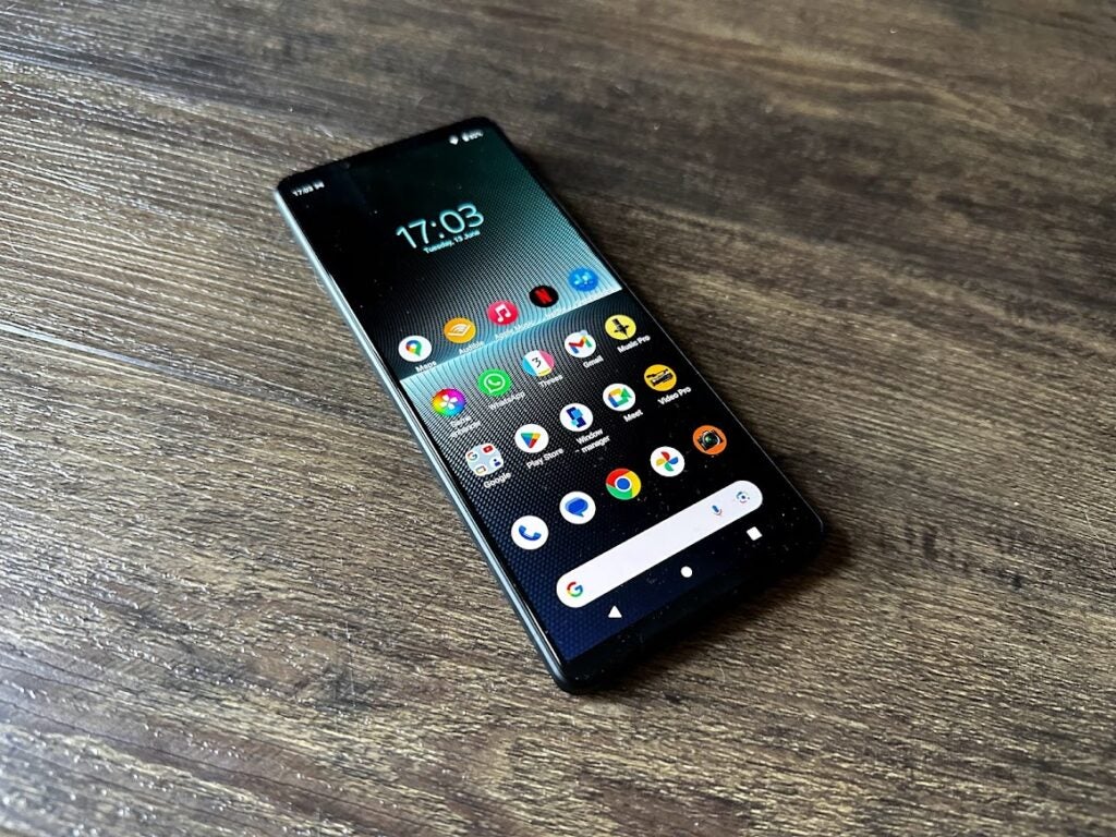 Sony Xperia 1 V sur une table