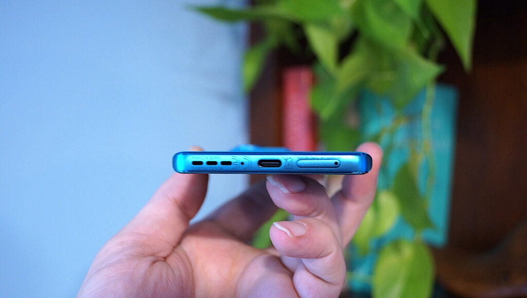 Motorola Edge 40 Neo latéral avec port USB-C visible