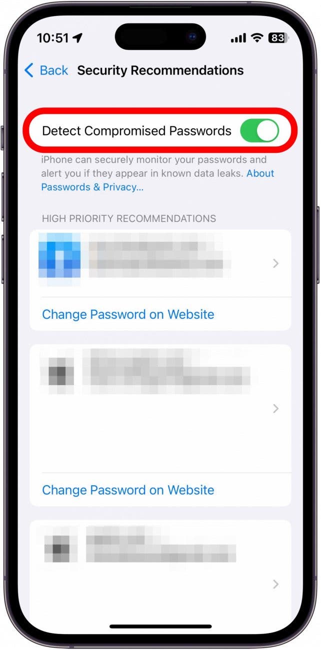 recommandations de sécurité pour iPhone avec détection des mots de passe compromis, entourée en rouge