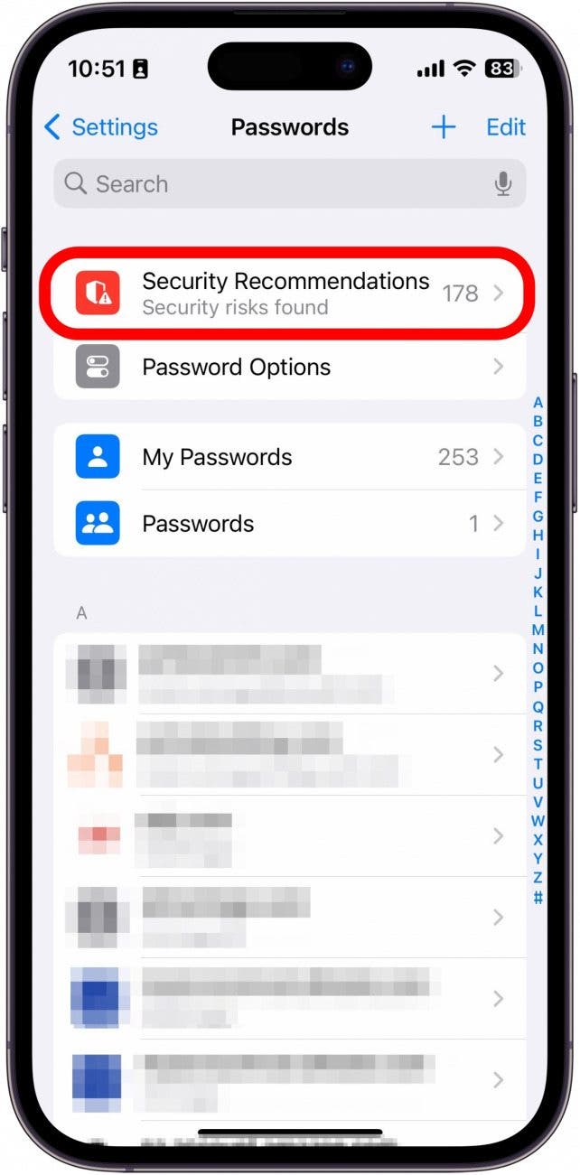 paramètres de mot de passe iphone avec bouton de recommandations de sécurité entouré en rouge