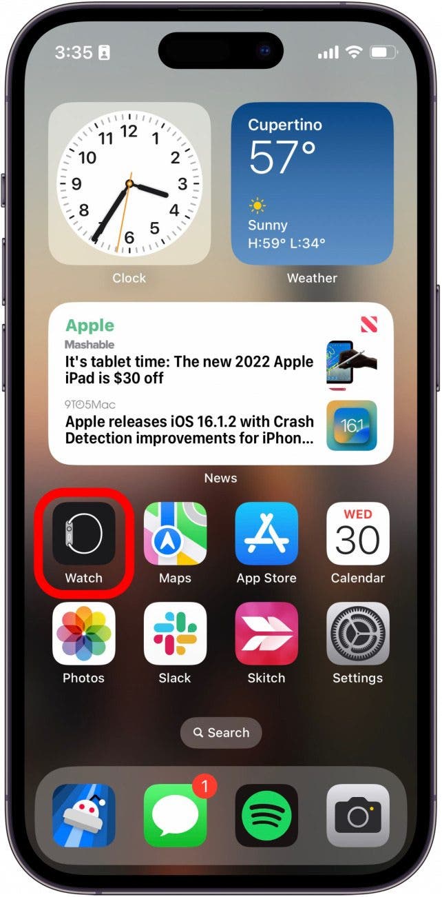 écran d'accueil de l'iphone avec l'application montre entourée en rouge