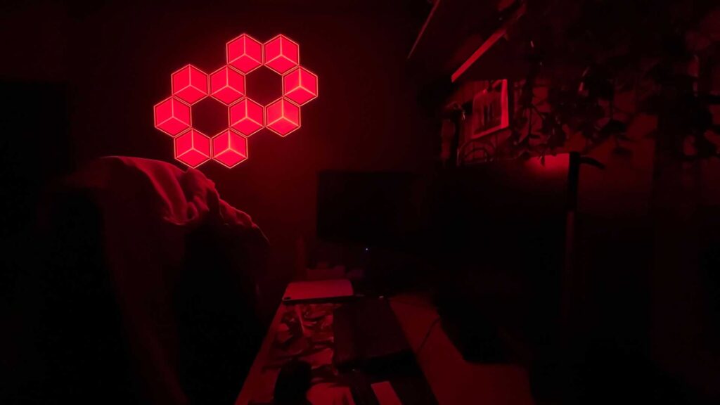10 panneaux lumineux Govee Glide Hexagon Ultra utilisés dans l'obscurité comme veilleuse.