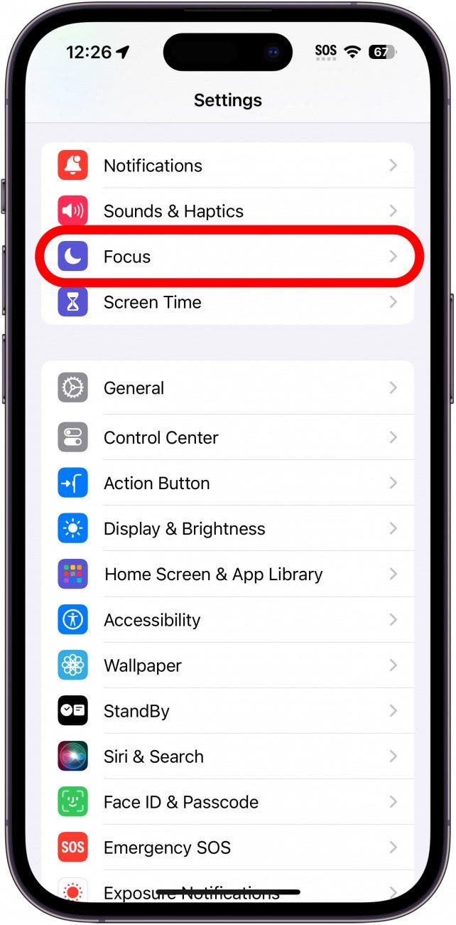 Paramètres de l'iPhone avec option de mise au point entourée en rouge