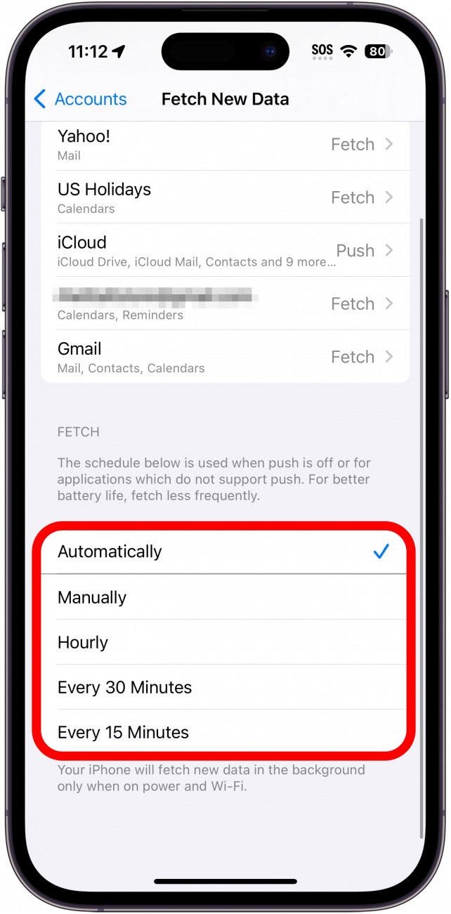 Paramètres de récupération de messagerie iPhone avec options de fréquence de récupération entourées en rouge