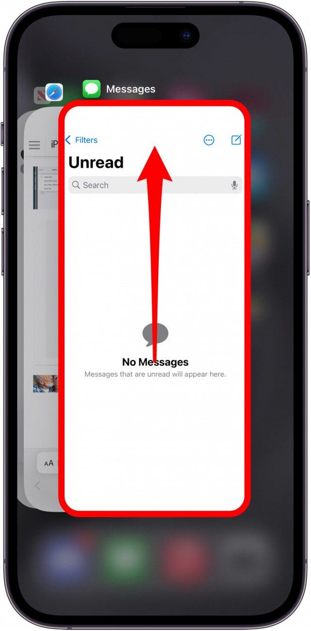 commutateur d'application iphone avec une application entourée en rouge avec une flèche pointant vers le haut, indiquant qu'il faut glisser vers le haut pour fermer l'application