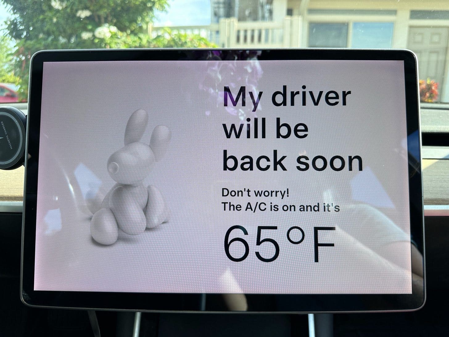 Le conducteur devra quitter le véhicule pour que l'écran du mode chien apparaisse.