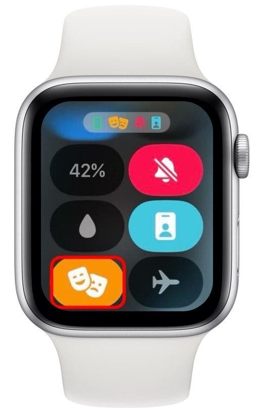 centre de contrôle Apple Watch avec icône du mode cinéma (icône orange avec deux masques de cinéma) entourée en rouge