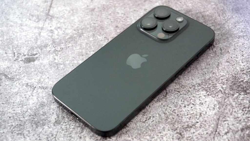 iPhone 15 Pro sur une surface en béton