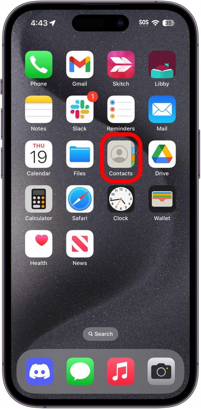 écran d'accueil de l'iphone avec l'application Contacts entourée en rouge