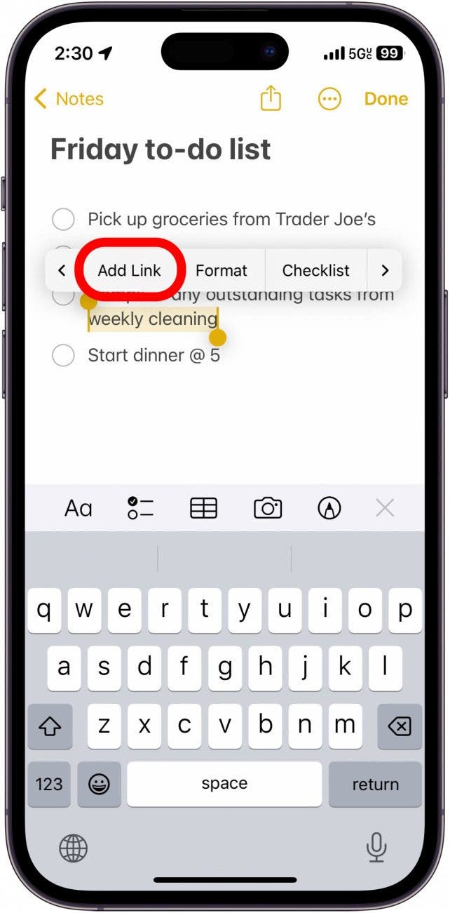 note iphone avec le texte sélectionné affichant le menu avec un cercle rouge autour du bouton Ajouter un lien