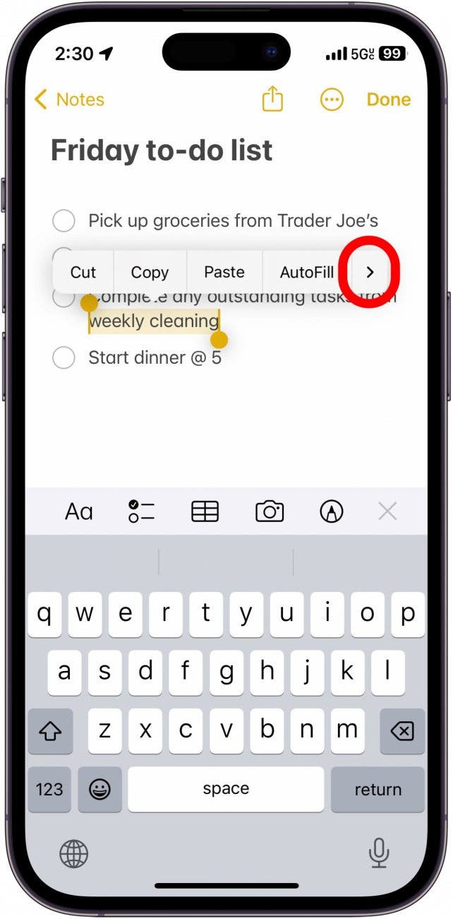 note iphone avec le texte sélectionné affichant le menu avec un cercle rouge autour de la flèche vers la droite