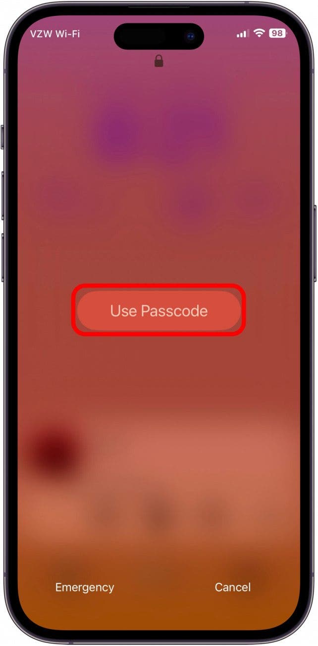 Évitez d'utiliser Face ID si vous l'avez activé et entrez un mot de passe incorrect jusqu'à ce que votre iPhone vous verrouille.
