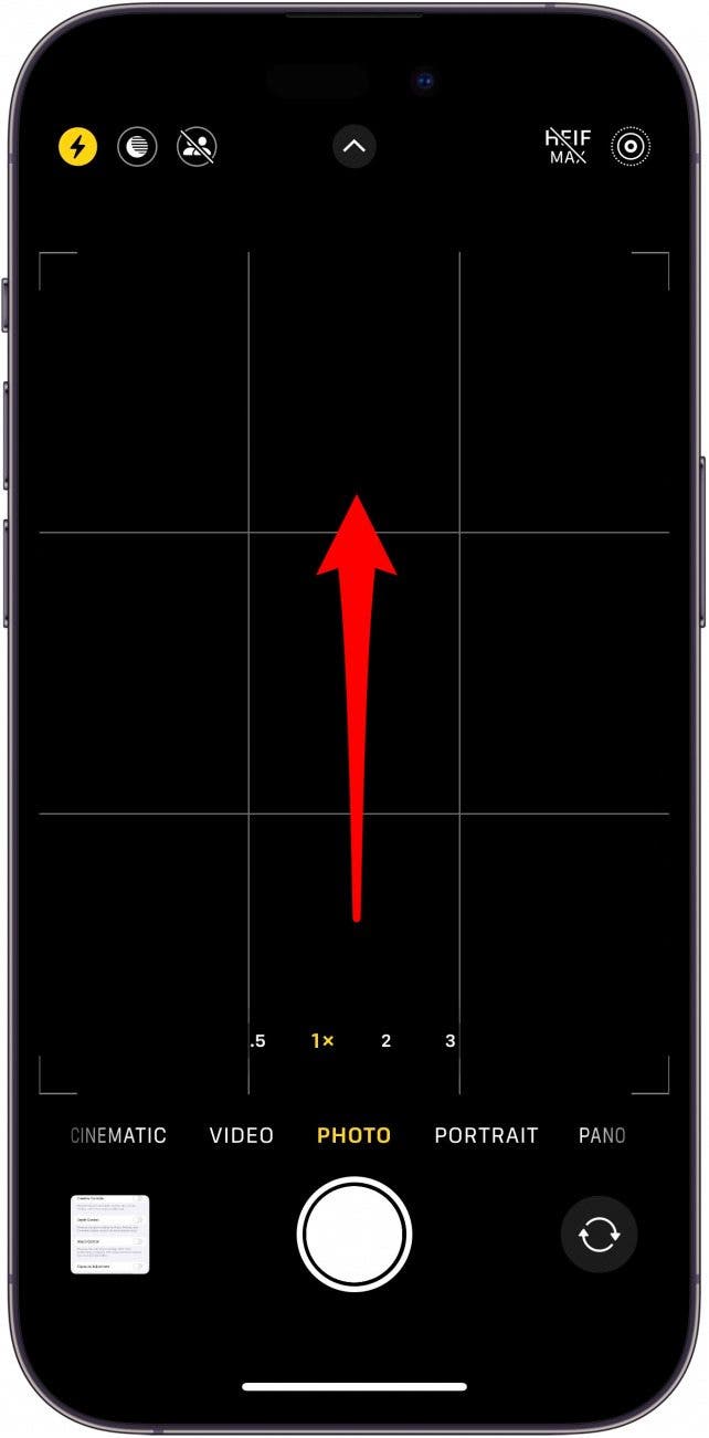 application d'appareil photo pour iPhone avec une flèche rouge au centre de l'écran indiquant qu'il faut faire glisser votre doigt vers le haut