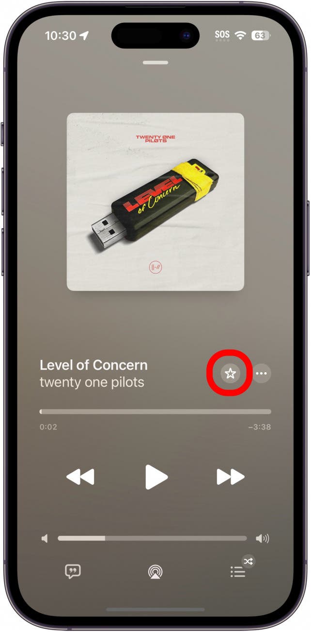 Apple Music joue actuellement sur un écran avec un cercle rouge autour de l'icône étoile