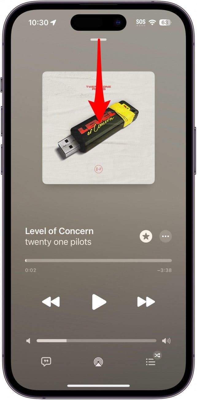 Apple Music joue actuellement sur l'écran avec une flèche rouge pointant vers le bas à partir de la barre grise en haut de l'écran, indiquant de glisser vers le bas