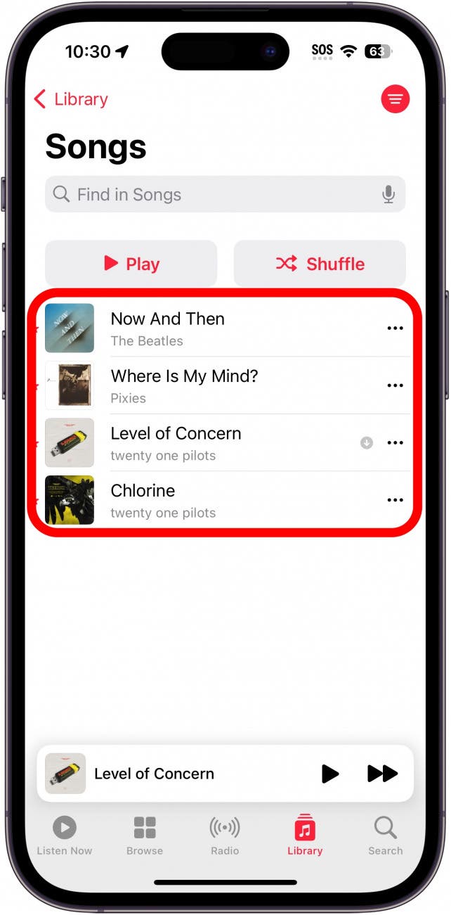 liste des chansons Apple Music affichant uniquement les chansons préférées, avec un cercle rouge autour de la liste des favoris