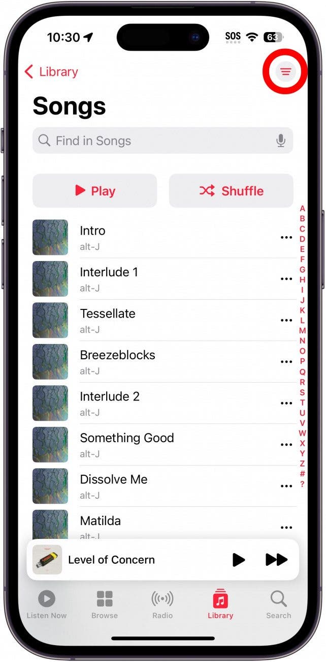 liste de chansons Apple Music avec un cercle rouge autour de l'icône de filtres en haut à droite de l'écran