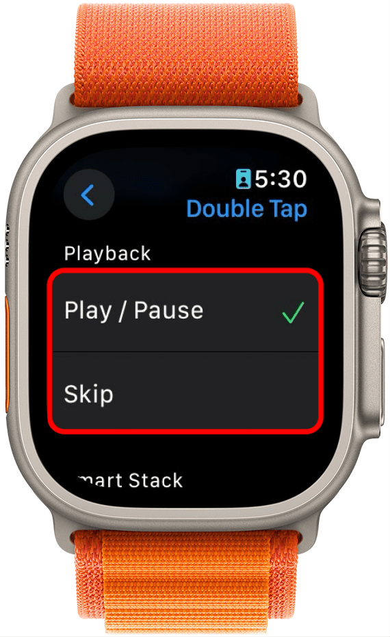 Apple Watch appuyez deux fois sur les paramètres avec les options du menu de lecture (lecture/pause et sauter) entourées en rouge