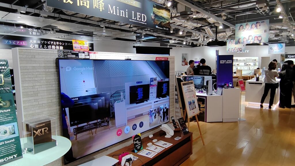 Mini téléviseur LED dans le showroom Sony