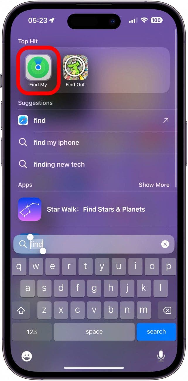 Recherche Spotlight iPhone avec l'application Find My entourée en rouge
