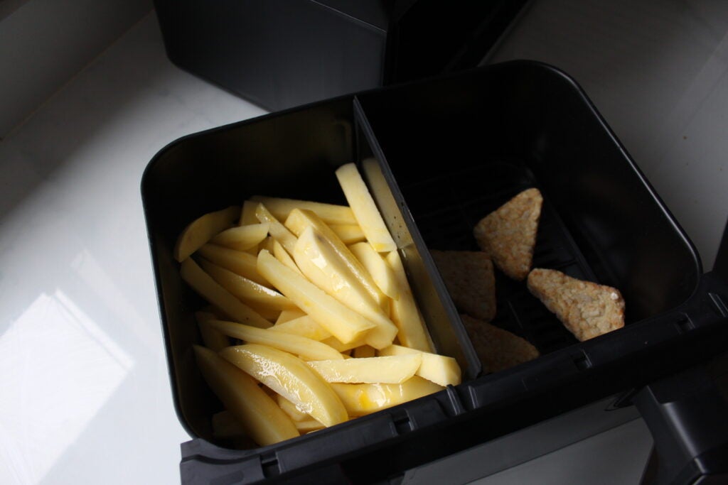 Chips et pommes de terre rissolées Salter Fuzion Dual Air Fryer avant la cuisson