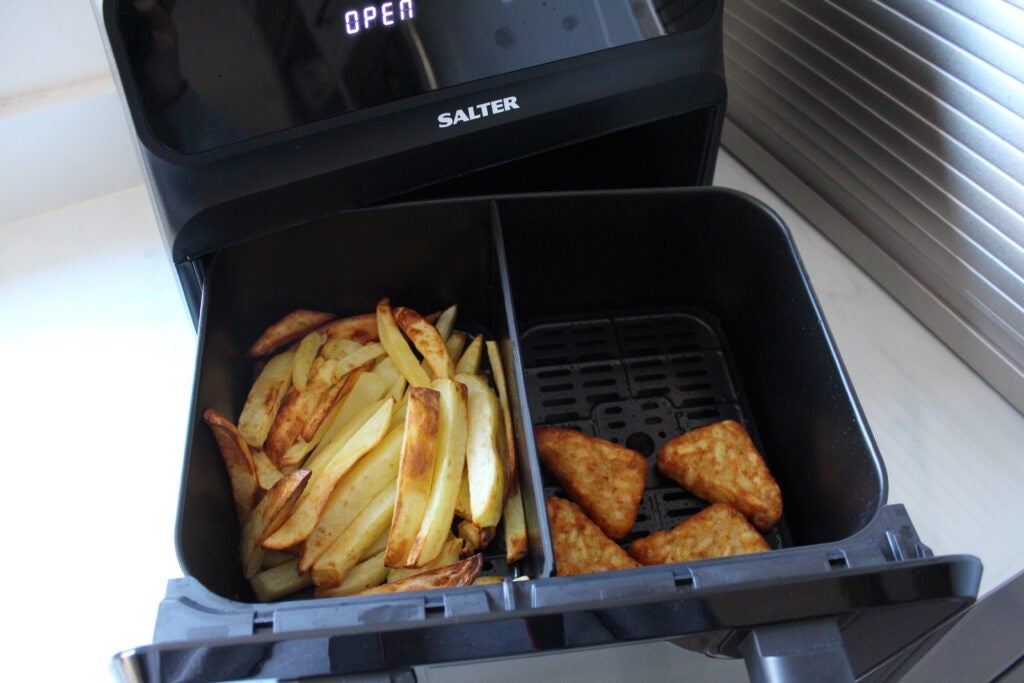 Friteuse Salter Fuzion Dual Air Fryer cuites frites et pommes de terre rissolées dans un tiroir