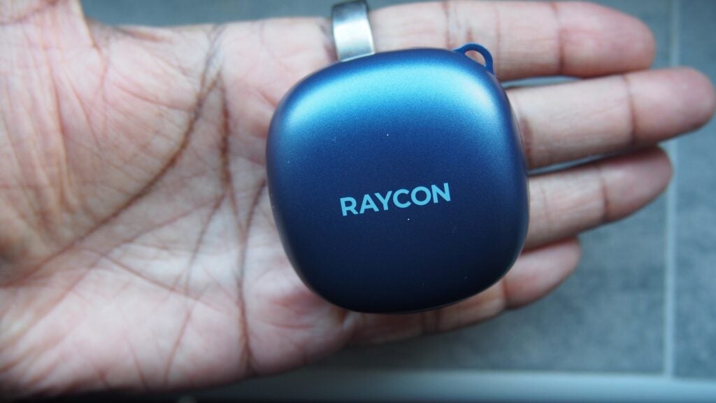 Étui pour écouteurs Raycon Fitness à la main