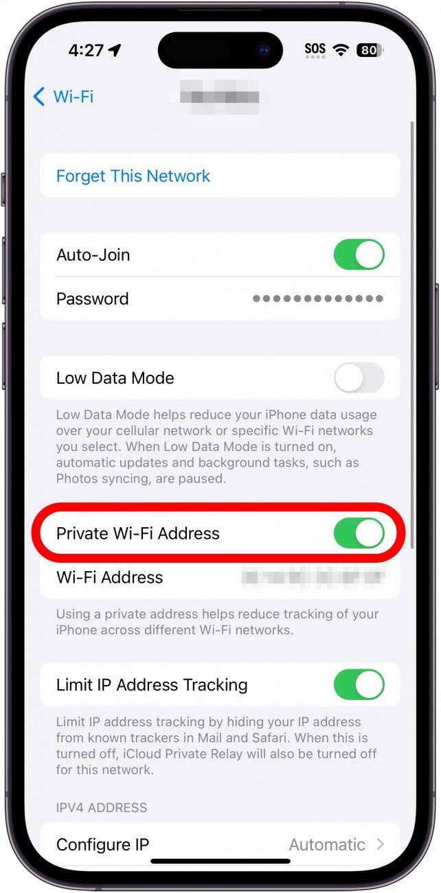 paramètres Wi-Fi de l'iPhone avec un cadre rouge autour de l'adresse Wi-Fi privée