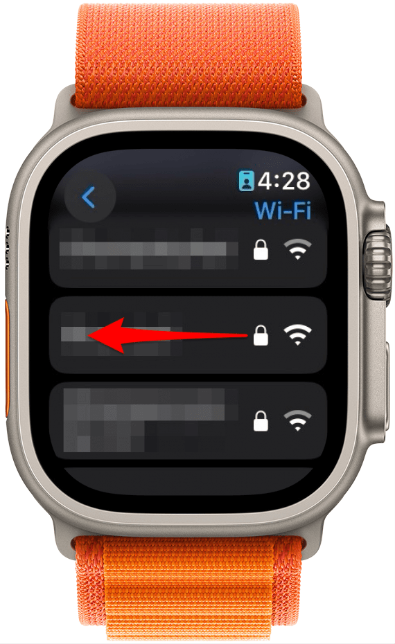 liste des réseaux Wi-Fi Apple Watch avec une flèche rouge pointant vers la gauche, indiquant de balayer vers la gauche