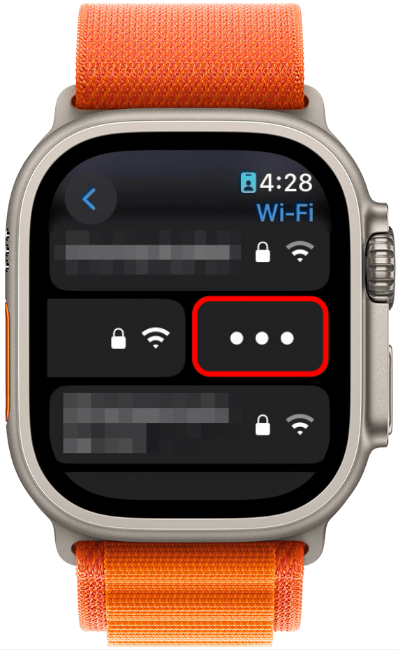 liste des réseaux Wi-Fi Apple Watch avec un cadre rouge autour du bouton de menu à trois points