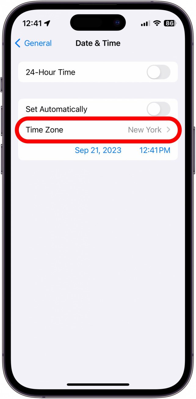 paramètres de date et d'heure de l'iphone avec fuseau horaire entouré en rouge