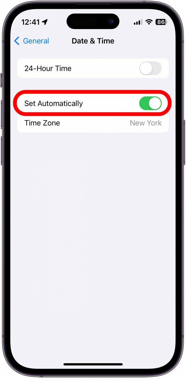 paramètres de date et d'heure de l'iphone avec basculement automatique entouré en rouge