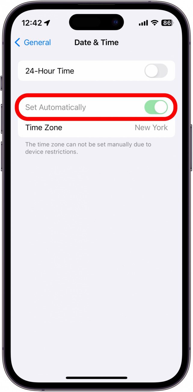 les paramètres de date et d'heure de l'iPhone affichant l'ensemble basculent automatiquement en grisé, indiquant que le paramètre ne peut pas être modifié