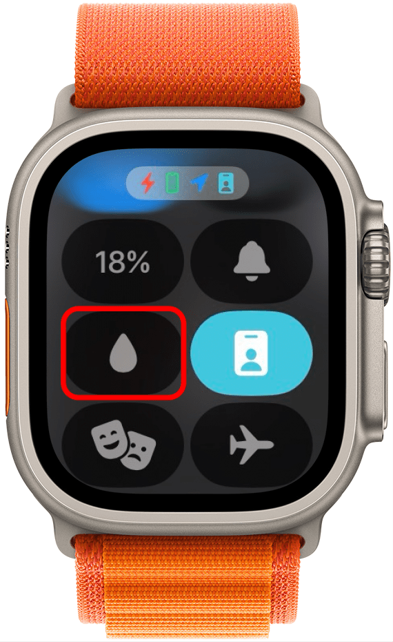 centre de contrôle Apple Watch avec bouton de verrouillage de l'eau (une icône en forme de goutte d'eau) entouré en rouge