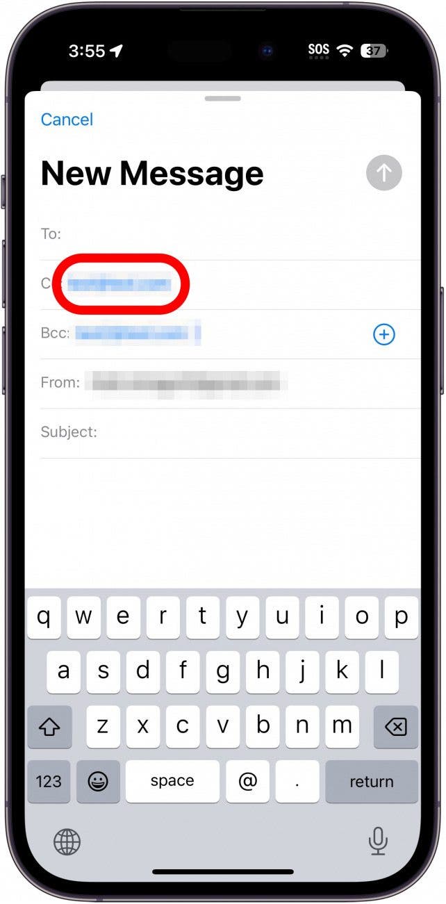 application de messagerie iPhone avec adresse e-mail dans le champ cc entouré en rouge, indiquant un appui long