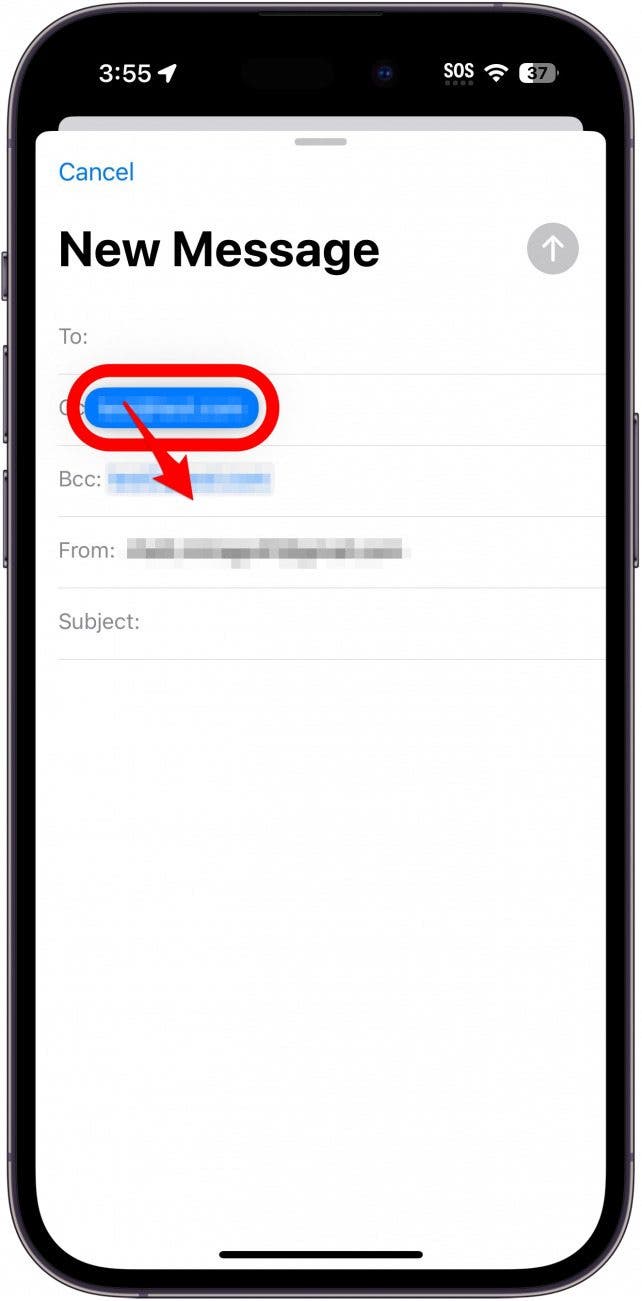 application de messagerie iPhone avec adresse e-mail dans le champ cc surligné en bleu et entouré en rouge, avec une flèche rouge pointant vers le champ Cci, indiquant de la faire glisser vers le champ Cci