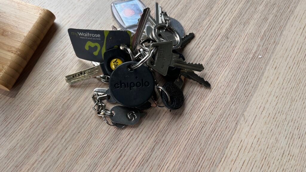 Chipolo One Spot sur une table attachée aux clés